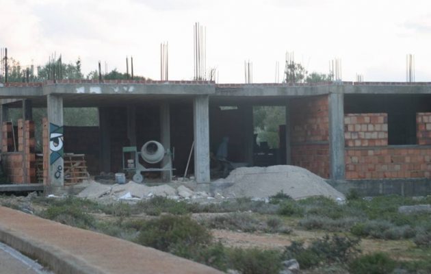 Αλβανοί πρώην και νυν ασφαλίτες καταπατούν εκκλησιαστική περιουσία στη Χειμάρρα