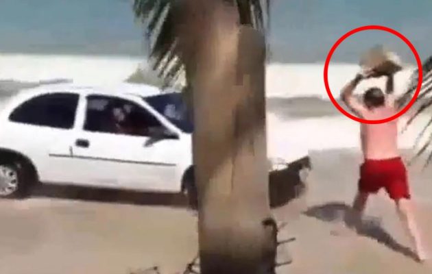 Του πέταξε κοτρόνι γιατί σπινιάριζε στην παραλία (βίντεο)