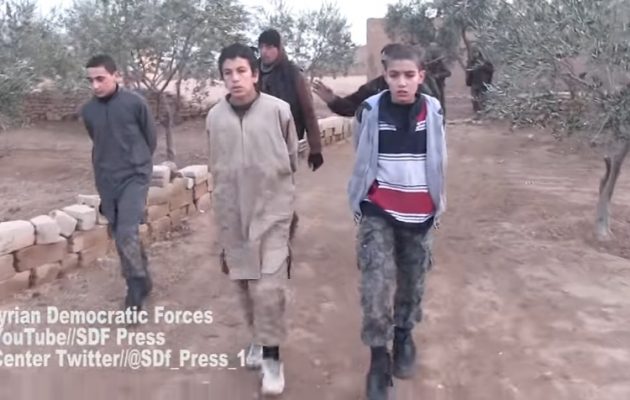 Παιδιά στρατιώτες του Ισλαμικού Κράτους παραδίδονται στους Κούρδους (βίντεο)