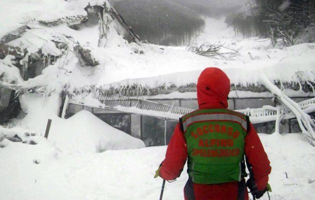 Έξι επιζώντες στο ξενοδοχείο που καταπλάκωσε η χιονοστιβάδα