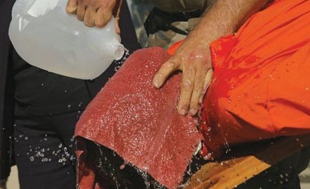 O Τραμπ σκέφτεται να επαναφέρει το βασανιστήριο του εικονικού πνιγμού