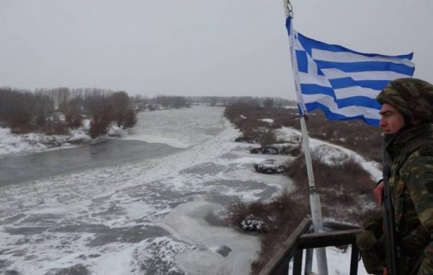 H συγκλονιστική φωτογραφία του Έλληνα στρατιώτη στον Έβρο που έγινε viral