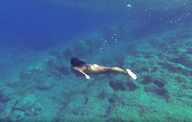 Ποια Ελληνίδα ηθοποιός κολυμπά ολόγυμνη μέσα στη θάλασσα (φωτο +βίντεο)