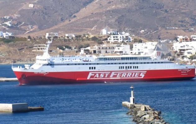 Θρίλερ: Στο λιμάνι της Τήνου προσέκρουσε το Fast Ferries Άνδρος