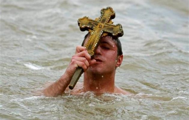 Χαμός: Πλακώθηκαν για τον Σταυρό στην Πάτρα (βίντεο)