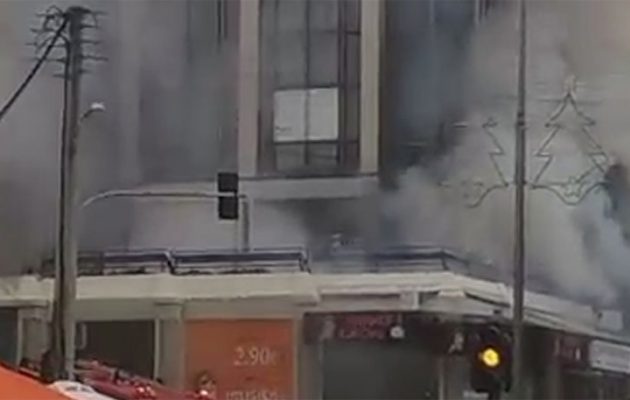 Συναγερμός στην Πυροσβεστική: Φωτιά σε διαμέρισμα πρώτου ορόφου στο Γαλάτσι (βίντεο)