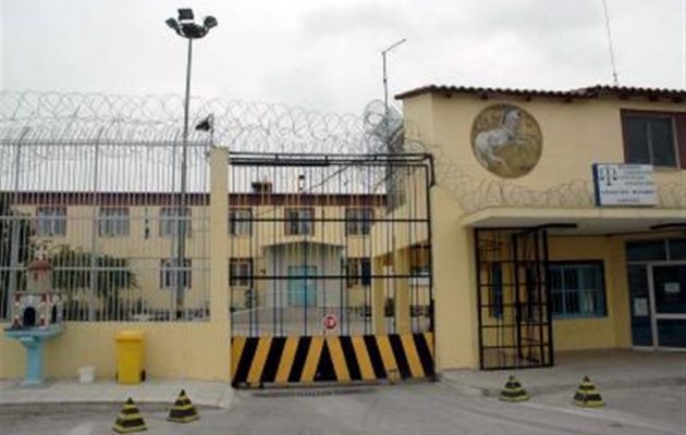 Πέταξε δέμα με κινητά στο προαύλιο των φυλακών της Λάρισας
