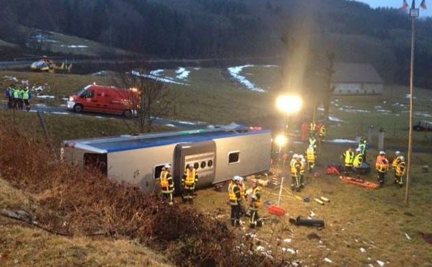 Απίστευτη καραμπόλα με δύο σχολικά, ένα φορτηγό και τέσσερα ΙΧ – 65 τραυματίες