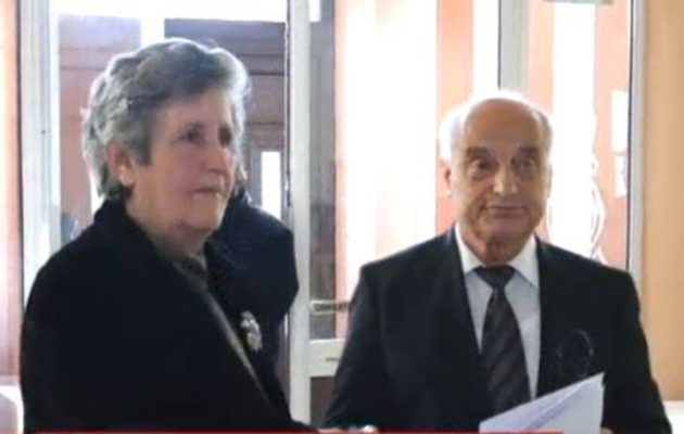 Τίμησαν την γιαγιά που έγινε παρένθετη μητέρα και έφερε στον κόσμο το εγγόνι της