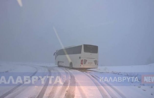 Καλάβρυτα: Λεωφορείο του ΚΤΕΛ εγκλωβίστηκε για μια ώρα λόγω του χιονιά (φωτο)