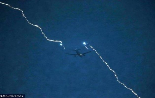 Τρόμος στον αέρα: Κεραυνός χτυπά αεροπλάνο (βίντεο)