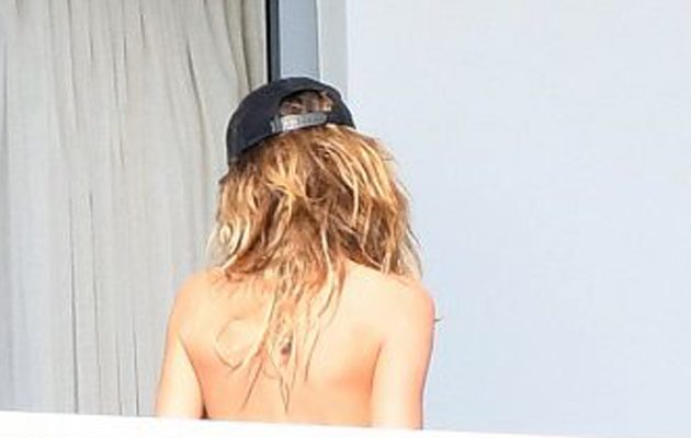 Ποια 43αρα καλλονή βγήκε τόπλες στο μπαλκόνι της (φωτο)