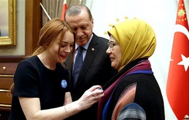 Η Λίντσεϊ Λόχαν εξισλαμίστηκε και πήγε να προσκυνήσει τον Ερντογάν