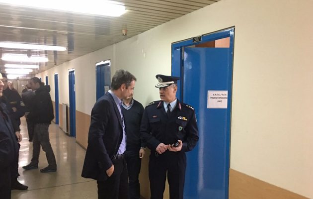 Eπίσκεψη Μητσοτάκη στο αρχηγείο των ΜΑΤ (φωτο)