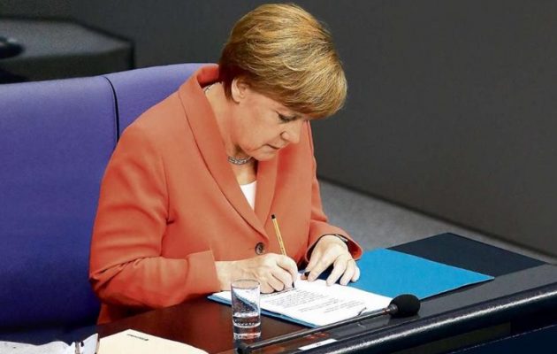 Η Μέρκελ είναι έτοιμη για ελάφρυνση του ελληνικού χρέους υπό όρους