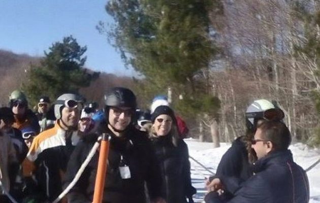 Αφού προβληματίστηκε στο Da Capo για τον καφέ, πήγε για σκι ο Μητσοτάκης