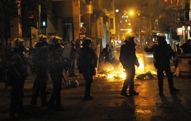 Επεισόδια με μολότοφ και χημικά στα Εξάρχεια μετά την πορεία για τον Γρηγορόπουλο