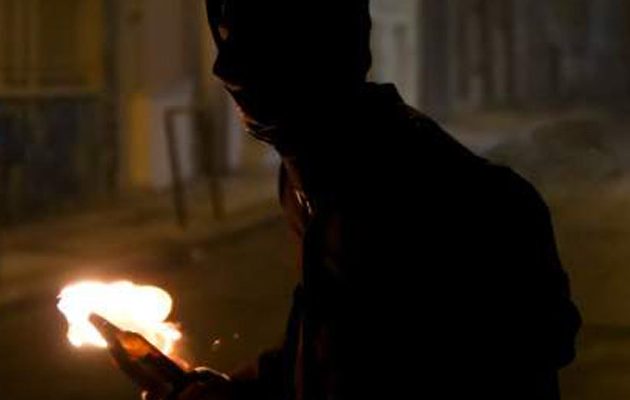 Συνελήφθη 20χρονος που πέταξε μολότοφ στο αστυνομικό τμήμα Κορυδαλλού
