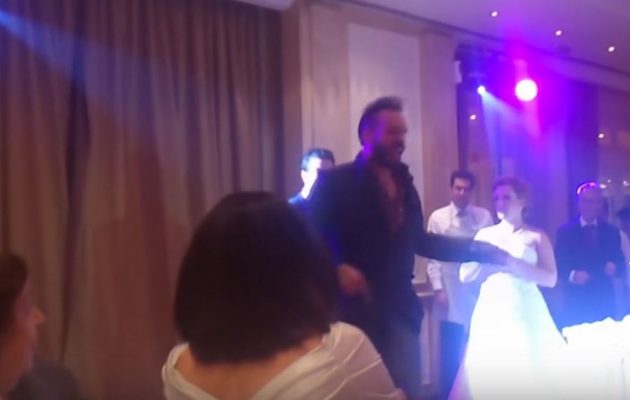 Ο Μουζουράκης “μπούκαρε” στο γαμήλιο πάρτυ της «πρώην» του (βίντεο)