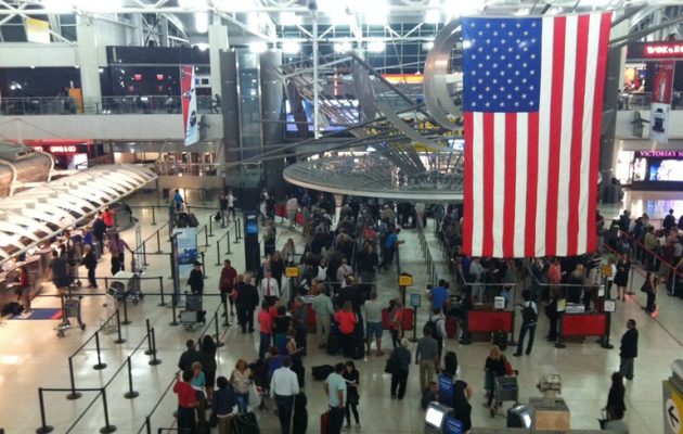 Αμερικανίδα δικαστής διέταξε να μην απελαύνονται όσοι έχουν έγκυρες βίζες