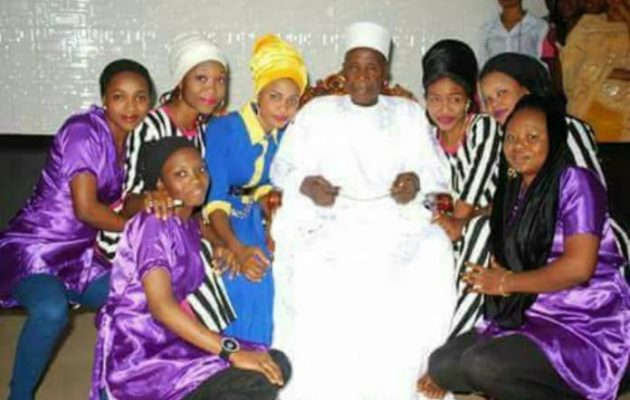 Πέθανε ο Νιγηριανός που είχε υποχρεωθεί να χωρίσει τις 82 από τις 86 συζύγους του