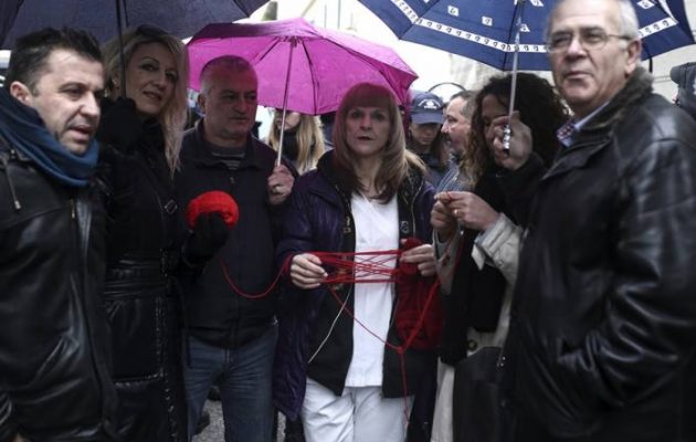 Νοσηλεύτριες απαντούν στον Πολάκη… πλέκοντας (φωτο)