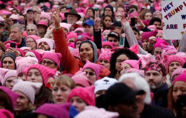 Οι φιλελέδες εξευτέλισαν τους κόκκινους σκούφους της δημοκρατίας με τα ροζ pussyhat
