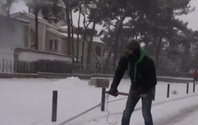Απίστευτο: Έκανε σκι στους… δρόμους της Τούμπας (βίντεο)