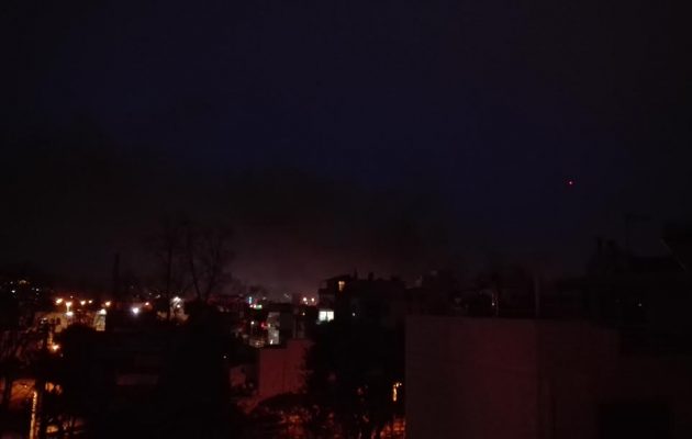 Πανικός στον Ταύρο: Μεγάλη πυρκαγιά και εκρήξεις σε αποθήκη