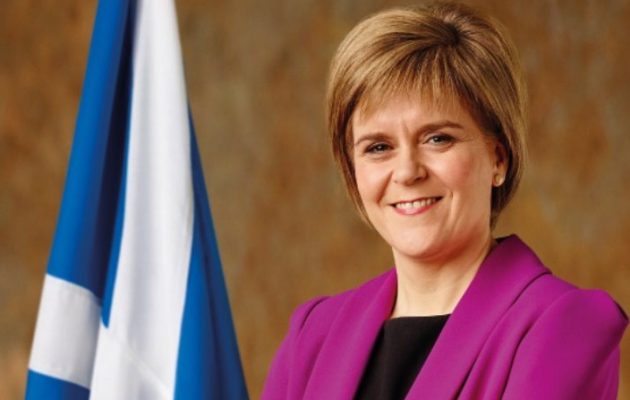 Σκωτία: Η Νίκολα Στάρτζεον παγώνει τα ενοίκια για να προστατεύσει τους πολίτες από «ανθρωπιστική κρίση»
