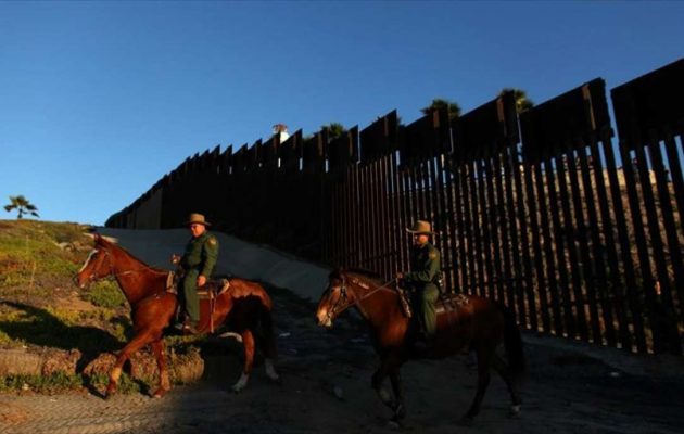 Ο Τραμπ υπέγραψε να ξεκινήσει άμεσα η ανέγερση τείχους στα σύνορα με το Μεξικό