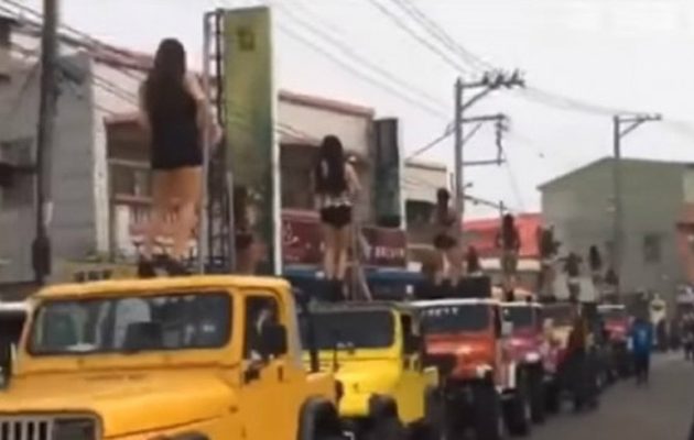 Tαϊβάν: Συνόδευσαν πολιτικό στον τάφο του, φορώντας… ζαρτιέρες (βίντεο)