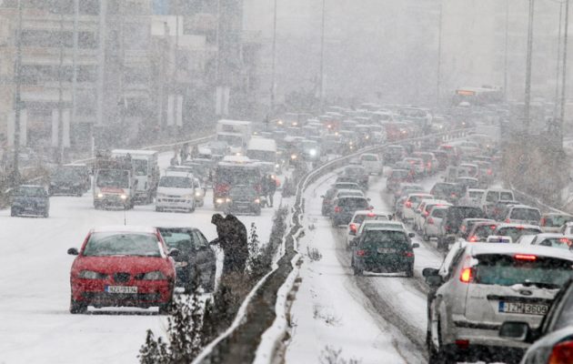 Παγοδρόμιο η Θεσσαλονίκη, στο έλεος του χιονιά τα νησιά (φωτο+βίντεο)