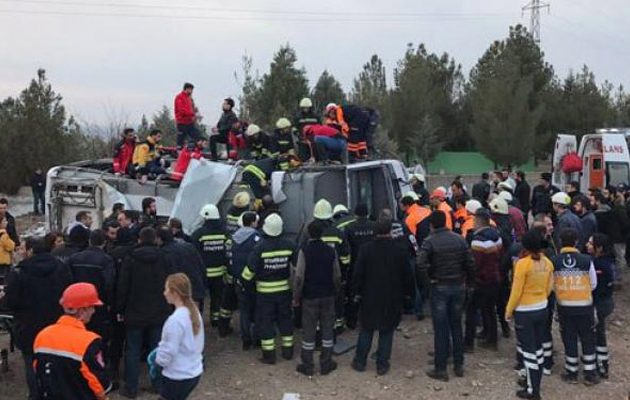 Tουρκία: Τρεις νεκροί αστυνομικοί και εννέα τραυματίες σε έκρηξη στο Ντιγιάρμπακιρ (βίντεο)