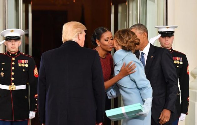 Το δώρο της Μελάνια στη Μισέλ Ομπάμα που τίναξε το πρωτόκολλο στον αέρα
