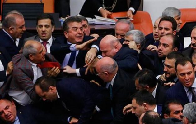 Με πρόωρες εκλογές προειδοποιούν οι ισλαμιστές στην Τουρκία – Ο Ερντογάν τα “παίζει” όλα