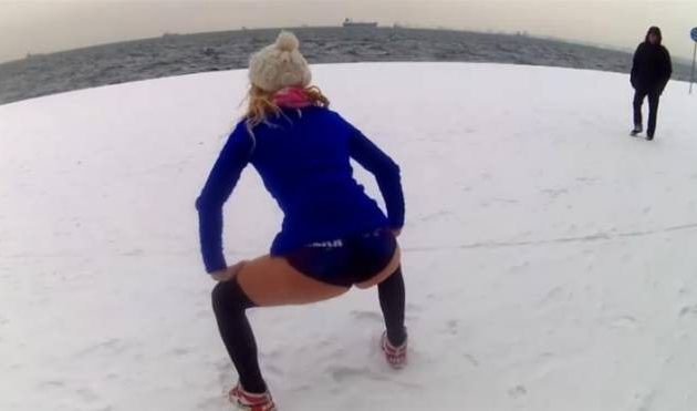 “Καυτό” twerking στη χιονισμένη παραλία της Θεσσαλονίκης (βίντεο)