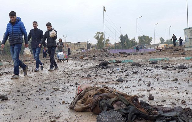 Άγρια σκυλιά τρώνε τους νεκρούς τζιχαντιστές στη Μοσούλη (σκληρές εικόνες)