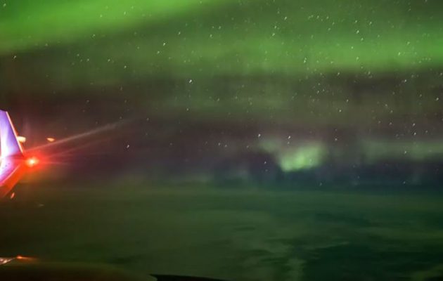 Μαγευτικές εικόνες: Το Βόρειο Σέλας από το παράθυρο ενός αεροπλάνου (βίντεο)