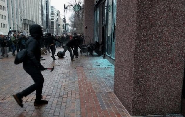 Μπαχαλάκηδες κουκουλοφόροι του Σόρος τα “έσπασαν” στην Ουάσιγκτον (βίντεο)