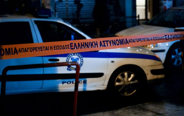Τρόμος: Πυροβολισμοί έξω από τα γραφεία του ΠΑΣΟΚ – Τραυματίστηκε αστυνομικός (φωτο)