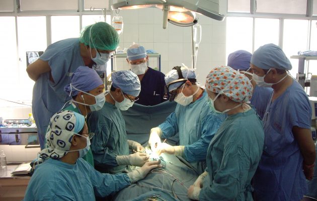 Γιατροί είχαν ξεχάσει στην κοιλιά του… χειρουργική λαβίδα