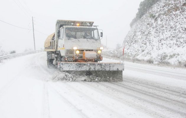 Νέος χιονιάς σαρώνει όλη την Ελλάδα – Πού χρειάζονται αλυσίδες