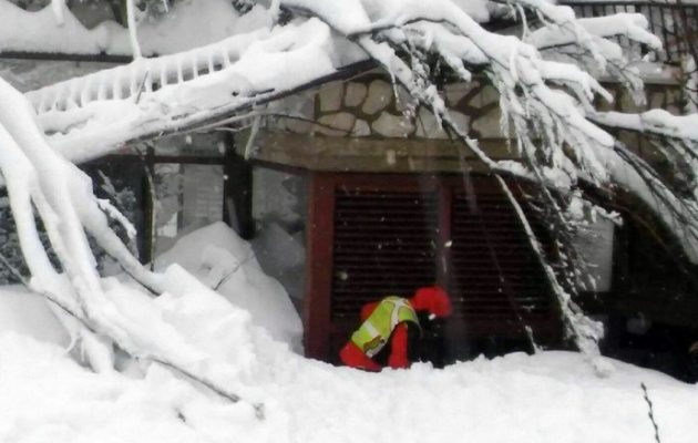 Συγκλονιστική μαρτυρία: “Δεν υπήρχε ξενοδοχείο, μόνο ένα βουνό χιονιού”, λέει Ιταλός διασώστης (φωτο)