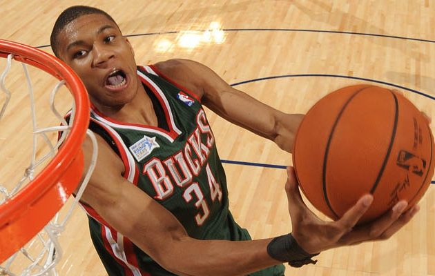 Τι απάντησε ο Αντετοκούνμπο όταν ρεπόρτερ τον αποκάλεσε “Έλληνα Θεό” (βίντεο)