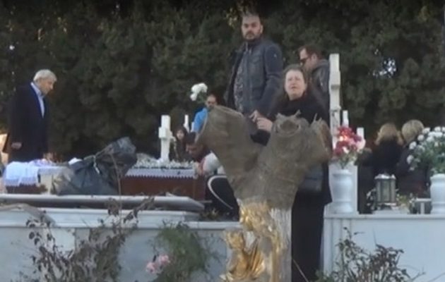 Απίστευτο σκηνικό με νεκρή – Δεν χώραγε το φέρετρο στο τάφο! (βίντεο)