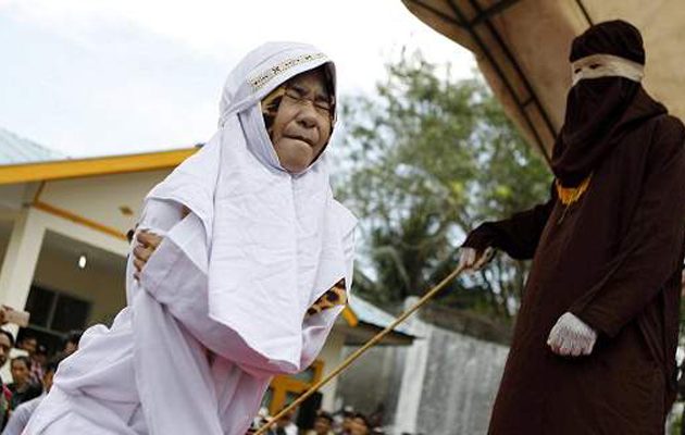 Μαστίγωσαν μέχρι λιποθυμίας άνδρα και γυναίκα γιατί το “έκαναν” εκτός γάμου (φωτο)