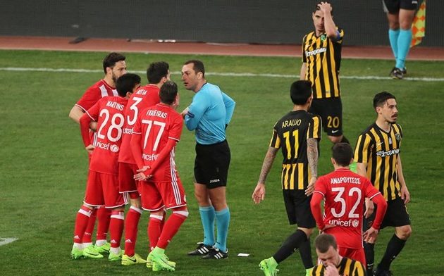 Η ΑΕΚ νίκησε με 1-0 τον Ολυμπιακό στο ΟΑΚΑ και ελπίζει για τετράδα