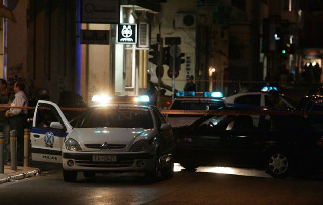 Δεκάδες προσαγωγές για τις μολότοφ στα γραφεία του ΣΥΡΙΖΑ – Τραυματίστηκε αστυνομικός