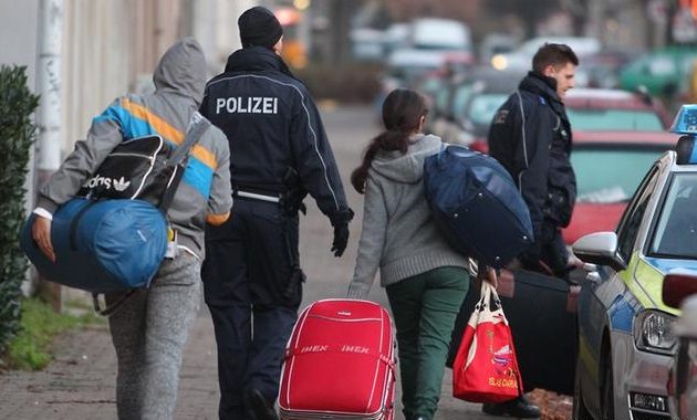 Το σχέδιο Μέρκελ για επιτάχυνση των απελάσεων μεταναστών από τη Γερμανία